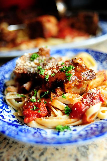 Ree Drummond, The Pioneer Woman, is coocoo for short ribs. Since she lives on a cattle ranch, she tends to have some outstanding recipes for these little nuggets of deliciousness. Here one for Short Ribs in Tomato Sauce. Ribs In Tomato Sauce, Short Rib Pasta, Short Ribs Recipe, Spicy Tomato Sauce, Short Rib, Braised Short Ribs, Beef Short Ribs, Rib Recipes, The Pioneer Woman