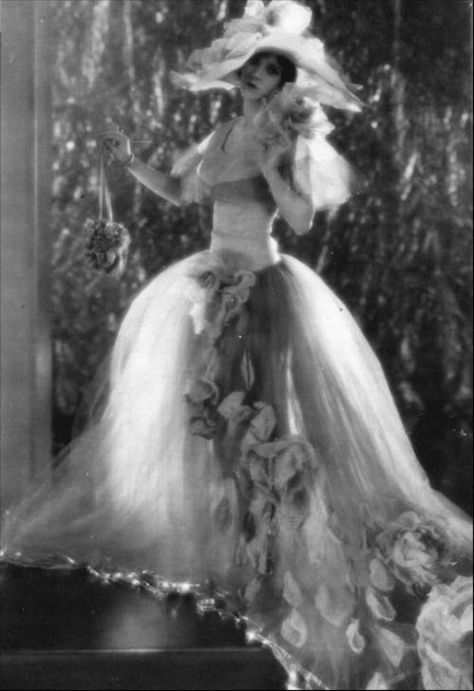 Olive Borden, Female Movie Stars, Film Shot, Vintage Brides, Silent Film Stars, Fig Leaves, Silent Movie, Vintage Bride, Silent Film