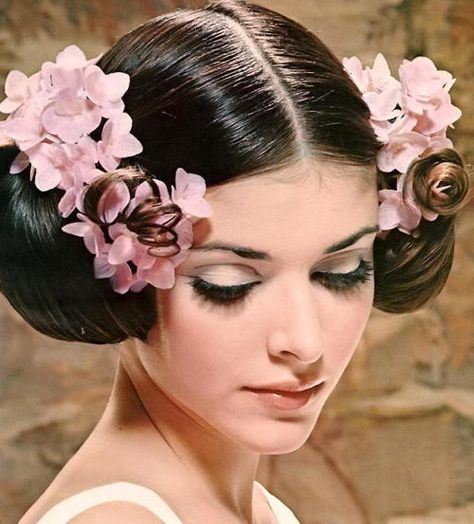 Flower Board, 5 Minute Hairstyles, Flowers In Her Hair, Retro Hair, Hairstyle Inspiration, Vintage Hair, Retro Hairstyles, Hair Reference, Vintage Vogue