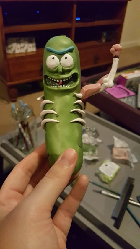 Pickle rat rick Started pickle rick in a rat suit today! www.etsy.com/uk/shop/fatallypretty Wojskowy Humor, Rick And Morty Image, V Chibi, Rick And Morty Poster, Pickle Rick, Clay Diy Projects, A Rat, Clay Vase, Cute Clay