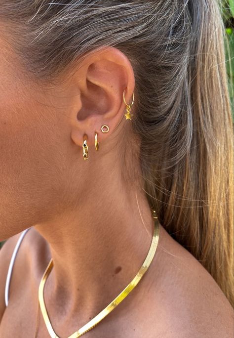 Ušný Piercing, Ear Styling, 22k Gold Earrings, Earring Inspo, Cool Ear Piercings, Summer Jewellery, Cute Ear Piercings, Dope Jewelry, Jewelry Essentials