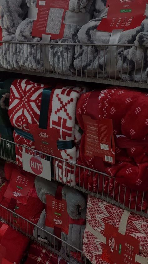 Christmas Aesthetic Cozy Red, Christmas Aesthetic Traditional, Aesthetic Christmas Shopping, Christmas Aesthetic Colorful, Winter Shopping Aesthetic, Cool Christmas Aesthetic, Christmas Aesthetic Shopping, Christmas 2023 Aesthetic, American Christmas Aesthetic