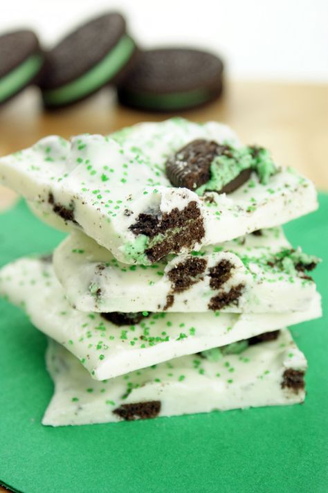 Mint Cookie Bark Mint Oreo Bark, Oreo Cookie Bark, Mint Oreo Cookies, Cookie Bark, Oreo Bark, No Bake Recipe, Mint Oreo, St Patricks Day Food, Big Cookie