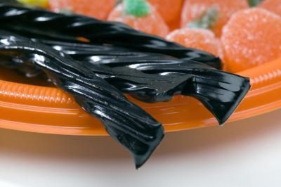 Black & Red Licorice Recipes (Substitute gelatin for agar agar for vegan) Homemade Liquorice, Black Licorice Candy, Liquorice Recipes, Baked Gifts, Gf Snacks, Licorice Plant, Sweets Bar, Red Licorice, Licorice Candy