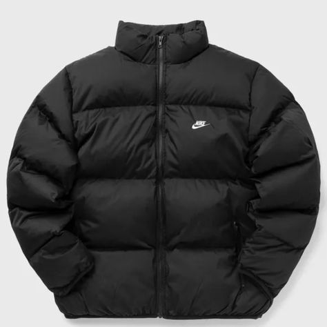 Nike Sportswear Club Puffer Jacket Black/White. - Fb7368 010 Winter Puffer Jacket Outfits, Puffer Jacket Outfit Men, Nike Puffer Jacket, Nike Coat, Nike Vest, Black Men Fashion Urban, Fit Club, Puffer Jacket Men, Mens Puffer Jacket