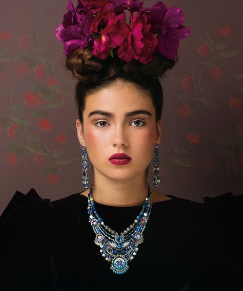 Are you a fan of the popular Mexican painter? Paint your fiesta with cheerful colors with a Frida Kahlo Quinceanera! Quinceanera.com tells you HOW... Frida Kahlo Makeup, Looks Adidas, Frida Kahlo Style, Woman With Flowers, Mexican Party Theme, Mexican Fashion, Flowers In Her Hair, Jewelry Editorial, Mexican Women