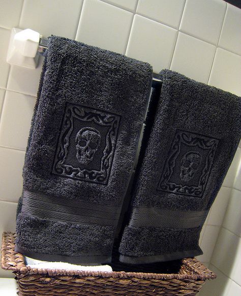 Embossed Skull Towels by Urban Threads, via Flickr. @Becky Hui Chan Hui Chan Hui Chan Castro you need these! Pirate Bathroom, Red Bathroom Decor, Goth Houses, Red Bathroom, Dark Home Decor, Goth Home, Goth Home Decor, Urban Threads, Dark Home