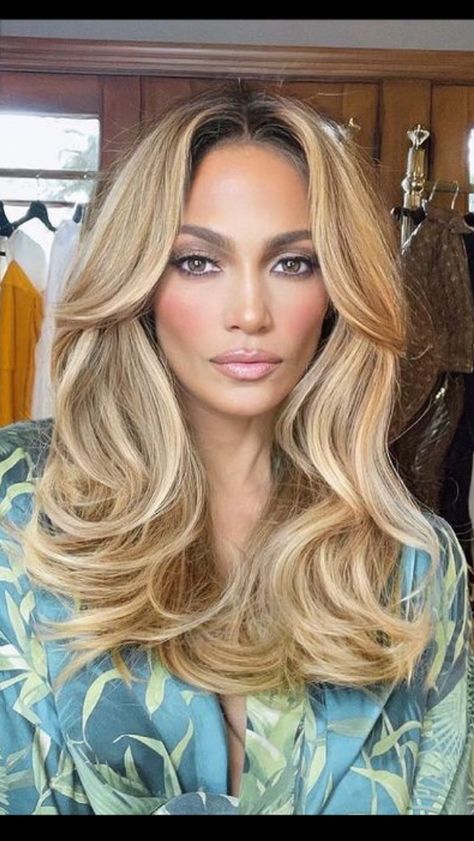 Jlo Hair, Jennifer Lopez Hair, Hair Colorful, Honey Blonde Hair, Voluminous Hair, Big Chop, Trending Haircuts, Honey Blonde, Balayage Hair