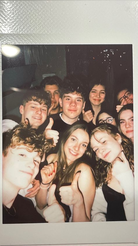 Group Selfie Reference, Big Group Photo Ideas, Polaroid Pictures Party, Birthday Group Photoshoot Ideas, Friend Group Polaroid, Group Selfie Ideas, Party Group Pictures, Party Polaroids, Selfie Polaroid