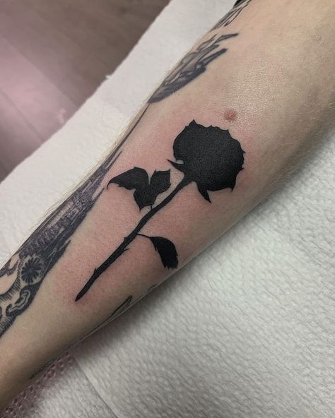 Small Solid Black Tattoo, Solid Black Tattoo Cover Up, Silouette Tattoo, Blackout Tattoo Ideas, Black Flowers Tattoo, Black Sleeve Tattoo, Solid Black Tattoo, Black Tattoo Cover Up, Black White Tattoos