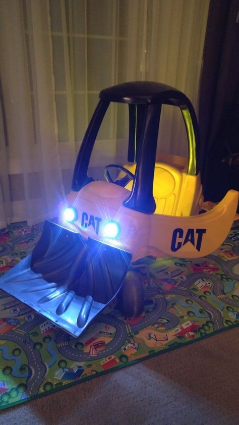 Construction Costume Kids, Kids Construction Costume, Construction Family Halloween Costume, Family Construction Halloween Costumes, Construction Family Costume, Cozy Coupe Halloween Costume, Diy Construction Costume, Toddler Construction Costume, Construction Halloween Costume