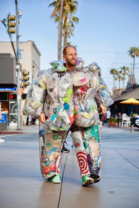 Man Wears a Custom Suit Showing All the Trash He Produced in a Month Trashion Show Recycled Fashion, Trash Fashion, Suits Show, Environmental Activist, Repurposed Art, Recycled Fashion, Custom Suit, Men’s Suits, Creative Commons