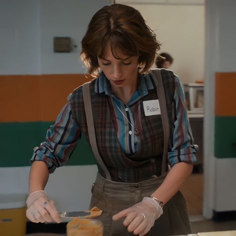 Maya Hawke Stranger Things, Robin Buckley Icons, Robin Outfit, Hogwarts Uniform, Robin Costume, Stranger Things Outfit, Robin Buckley, Stranger Things Costume, Stranger Things Season 4