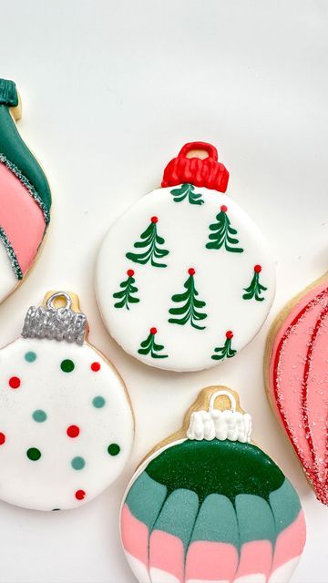 Victoria Jones | Decorated Sugar Cookies | Keller, TX on Instagram: "I don’t know who needs to hear this, but there are only 46 more days until Christmas🎄

In the meantime, here’s a satisfying wet on wet Christmas tree ornament cookie to start off Christmas cookie season!

Cutter @wiltoncakes 
Color @thesugarart 

#wetonwetcookies #christmascookies #cookiedecorating #foodart #cookieart #creativecookies #holidaybaking #holidaycookies #royalicingcookies #decoratedcookies #dfwcookies" Christmas Cookies Ornaments, Ornament Cookie Decorating Ideas, Christmas Cookies Decorated Ornament, Circle Christmas Sugar Cookie Designs, Wet On Wet Christmas Cookie Decorating, Wet On Wet Royal Icing Christmas, Sugar Cookie Gingerbread Man, Holiday Cookie Ideas, Wet On Wet Christmas Cookies