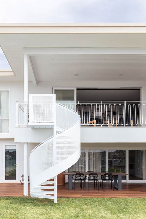 House Tour | Walk Through This Mid-Century Modern Masterpiece by Interior Stylist Kerrie-Ann Jones | ABI Interiors Balcony Design Architecture, Modern Balcony Design, Mid Century Modern Renovation, Abi Interiors, Staircase Outdoor, Modernist Interior, Mid Century Exterior, Walnut Timber, Modern Balcony