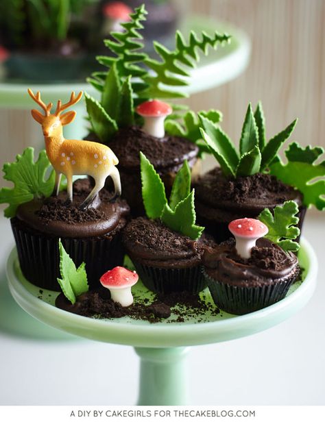 DIY Cupcake Terrarium - an edible cupcake landscape filled with leaves, petite mushrooms and novelty deer | Cakegirls for TheCakeBlog.com Diy Cupcake, Diy Cupcakes, Raspberry Smoothie, Cake Blog, Deco Nature, Salty Cake, Cake Decorating Designs, Cake Boss, Savoury Cake