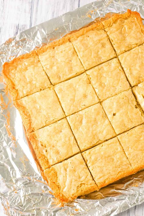 White Chocolate Chip Brownies, White Chocolate Brownies Recipe, Blonde Brownie Recipe, White Chocolate Blondies Recipe, Blondies Recipe Easy, Cream Cheese Homemade, Vanilla Brownies, Blonde Brownies, White Chocolate Brownies