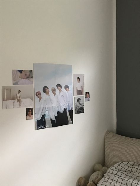 Minimal Kpop Room, Korean Room, Desk Arrangements, Txt Aesthetic, Room Minimalist, Cleaning My Room, Warm Hug, Room Setup, Room Inspiration Bedroom