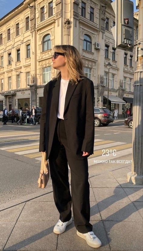 Blazer And Trousers Outfit Women, Black Trousers Outfit, Black Blazer Outfit, Blazer Outfits Casual, University Outfit, Woman Suit Fashion, Tomboy Style Outfits, School Looks, Inspiration Fashion