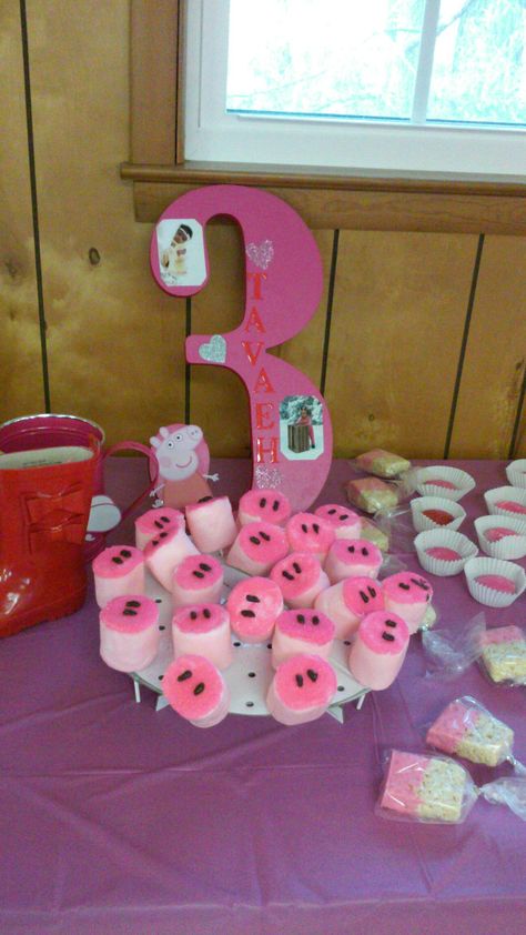 Marshmallow pops Baby Treats, Elizabeth 1st, Pig Baby Shower, Peppa Birthday, Pig Ideas, Peppa Party, Chocolate Dipped Marshmallows, Chocolate Covered Pretzel Rods, Farm Themed Birthday Party