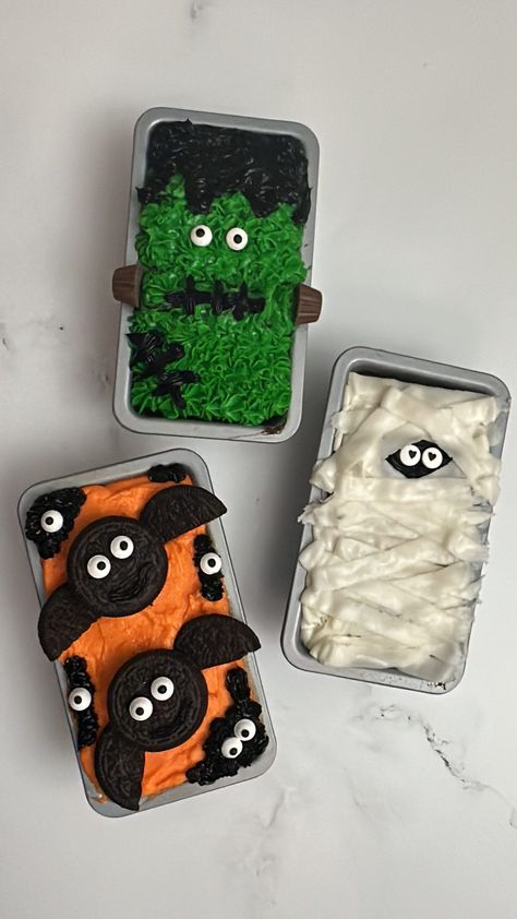 Easy-to-Make Mini Halloween Cakes – The Hungry Dragonfly Spooky Mini Cakes, Mini Loaf Cakes Ideas Halloween, Mini Cakes Halloween, Mini Cakes Decorating Ideas, Halloween Mini Loaf Cakes, Amaretto Cupcakes Recipe, Mini Halloween Cakes, Halloween Mini Cakes, Easy Mini Cake