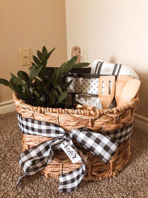 Housewarming Hamper Ideas, Realtor Basket Ideas, Custom Gift Baskets, Closing Baskets For Buyers, How To Wrap A Gift Basket, Thank You Basket Ideas, Kitchen Gift Basket Ideas, Simple Gift Basket, Small Gift Basket Ideas