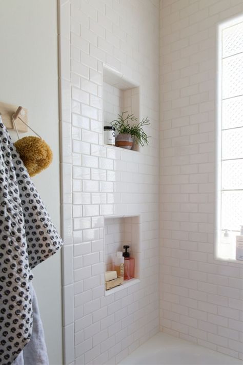 Love the way these little niches have been added to the design in this bathroom. They're perfect for storing bathroom essentials, like shower gel or soap, or for adding a plant or two. Small Full Bathroom With Tub, Airbnb Photography, White Subway Tile Bathroom, Spare Bathroom, Makeover Kamar Mandi, Dekorere Bad, Subway Tiles Bathroom, White Bathroom Tiles, London Living