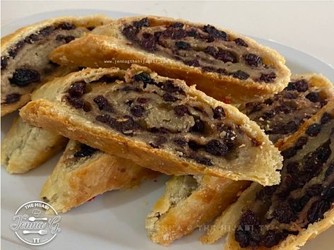 Trini Currants Roll, Currant Roll Recipe, Currants Roll Recipe, Coconut Turnovers, Guyana Recipes, Coconut Rolls, Guyanese Food, Barbados Food, Coconut Roll