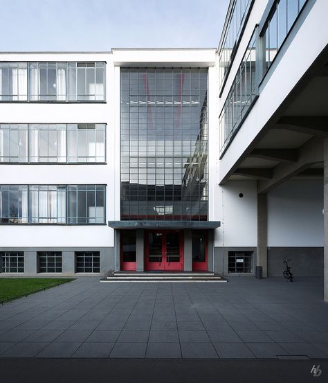 Bauhaus Dessau | by @archphotographr Art Deco Home Exterior, International Style Architecture, Bauhaus Building, Architecture Classic, Factory Architecture, Hospital Architecture, Architectural History, Walter Gropius, Classic Architecture