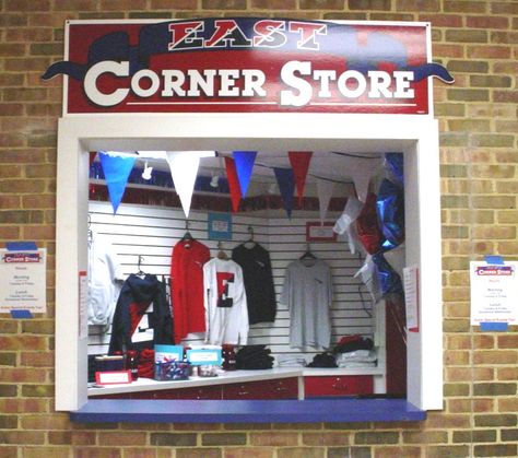 Picture of a display idea Booster Club Merchandise, School Store Ideas, Back To School Window Display, School Spirit Store, Hig School, Store Merchandise, Trophy Display, Pto Ideas, Booster Club