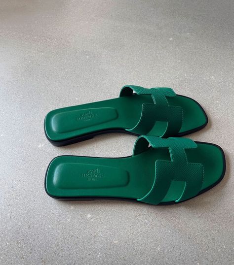 Hermes Sandals, Hermes Oran Sandals, Green Things, Fashion Shoes Sandals, Preppy Dresses, Sandals Outfit, Hermes Oran, Shoe Closet, Pretty Shoes