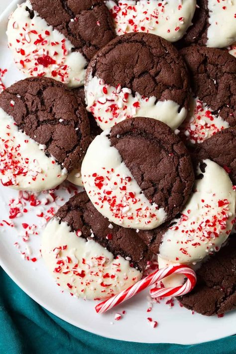 Peppermint Chocolate Cookies, Jul Kaka, Cookies And Candy, Chocolate Peppermint Cookies, Peppermint Chocolate, Christmas Baking Recipes, Peppermint Cookies, Chocolate Cookie Recipes, Xmas Cookies