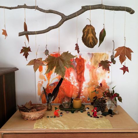 How we implement the principles of Maria Montessori in our home. Steiner School Crafts, Waldorf Fall Activities, Autumn Waldorf, Autumn Nature Table, Steiner Autumn Nature Table, Waldorf Fall Nature Table, Waldorf Nature Table Spring, Waldorf Nature Tables, Autumn Nature Table Waldorf