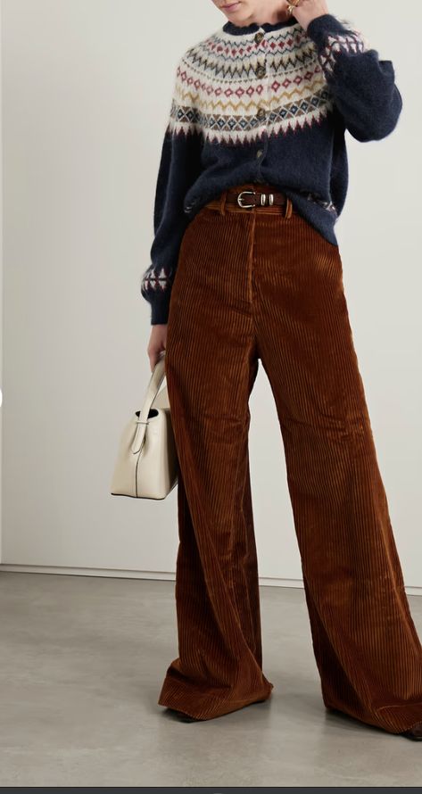 Brown Courdory Outfits, Burgundy Corduroy Pants Outfit, Brown Corduroy Pants Outfit, Corduroy Trousers Outfit, Trousers Outfit Winter, Corduroy Pants Outfit, York Outfits, Steet Style, Chicago Winter