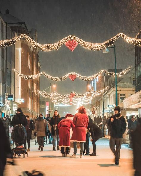 Tromsø, Norway 🌍 on Instagram: “It’s 1st December and Tromsø is prepearing for Christmas✨ Photo and video by: @gabrielhofstra  #tromsolove” Tromso Christmas, Tromsø Norway, Tromso Norway, 1st December, Tromso, December 1, Christmas Photo, Christmas Market, Christmas Photos