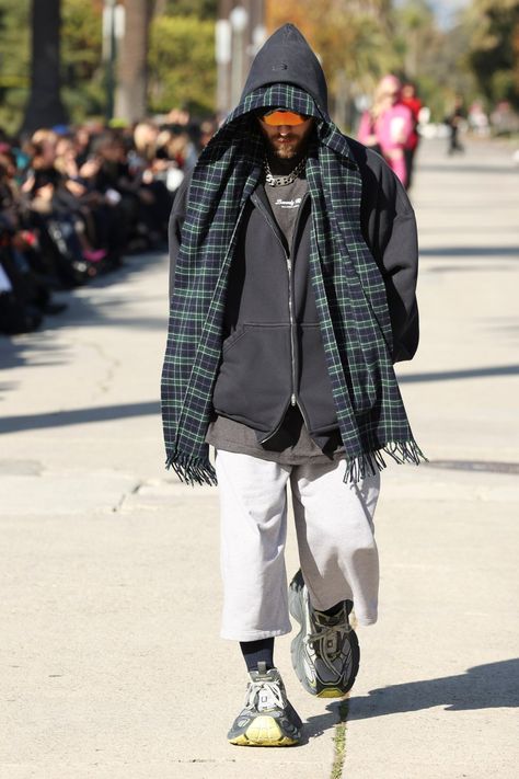 Balenciaga Street Style, March Moodboard, Balenciaga Fashion Show, Balenciaga Runway, Elite Fashion, Streetwear Men, Streetwear Men Outfits, Korean Men, Fall 2024