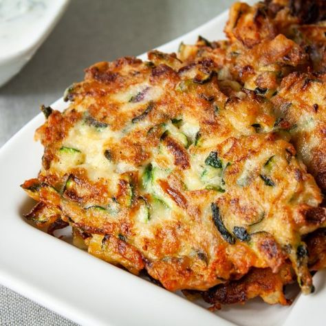 Placki z cukinii z sosem jogurtowym - Na-talerzu.pl Health Dinner, Health Dinner Recipes, Lasagna, Vegetarian Recipes, Vegan Recipes, Dinner Recipes, Food And Drink, Healthy Recipes, Ethnic Recipes