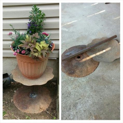 Discs from an old farm implement repurposed into a rustic plant stand Repurposed Tools, Disk Art, Farm Furniture, Old Garden Tools, Rustic Plant Stand, Farm Implements, Recycled Garden Art, Farm Projects, Lawn Art