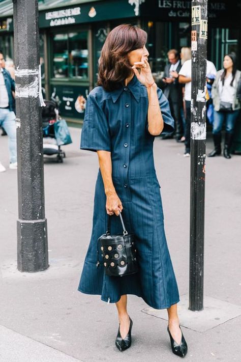 How to wear a denim dress Shirtdress Outfit, Street Style Handbags, Denim Dress Outfit, Denim Street Style, Trendy Dresses Summer, Shirt Dress Outfit, Denim Ideas, Collage Vintage, Street Outfit