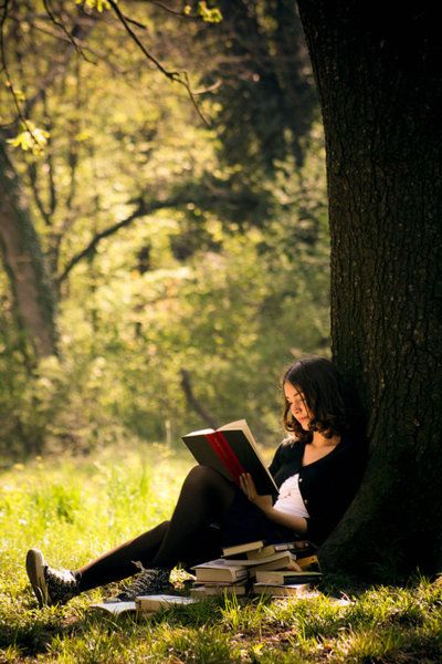 Llibre + primavera = tarda perfecta! Sitting Under A Tree, Portret Feminin, Under A Tree, Senior Pictures Poses, Grad Pics, Senior Poses, Foto Casual, Grad Photos, Reading A Book