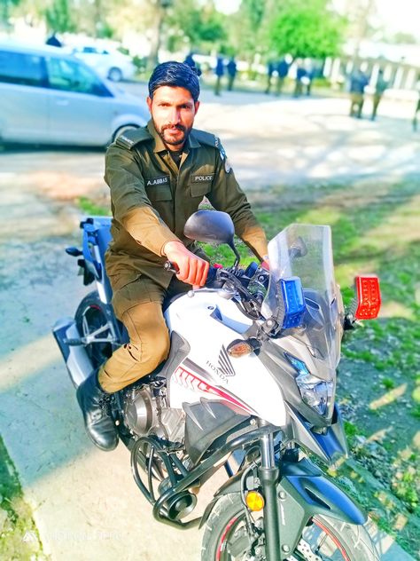 Punjab police Punjab Police, Police Duty, Elite Force, Punjab Pakistan, Wallpaper Photo Gallery, Wallpaper Photo, Poses For Men, Sky Photography, Couple Pictures