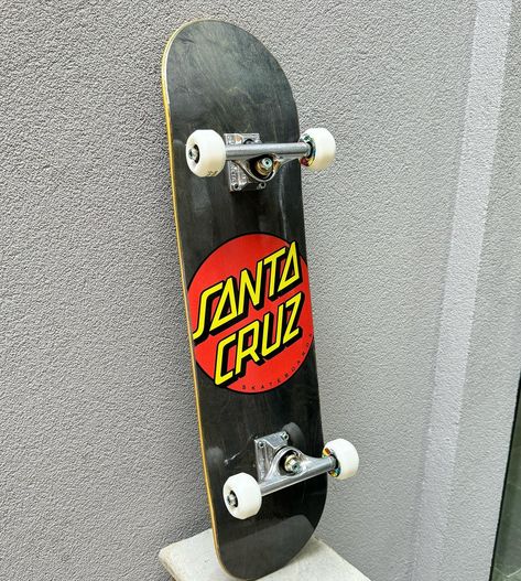 Skate profissional com shape Santa Cruz de maple Canadense. 🔥 ⚙️ Setup: - Shape Santa Cruz 8.0” maple canadense - ⁠Lixa emborrachada Milk - ⁠Parafuso de base Independent Black & Silver - ⁠Truck Essência Hollow 139mm - ⁠Rolamento Spitfire Cheapshots - ⁠Roda Moska WSC 53mm (55D dureza) - ⁠Montagem da Ever Skate Shop com ajustes perfeitos. Em breve disponível no site: everskateshop.com.br (link no perfil) #santacruzskateboards #skatesantacruz #shapesantacruz #everskateshop #skateshop #skatep... Broke Phone, Skate Vibe, Broken Phone Screen, 90s Poster, Skate Vibes, Santa Cruz Skateboards, Mid 90s, Phone Screen Wallpaper, Skateboard Design