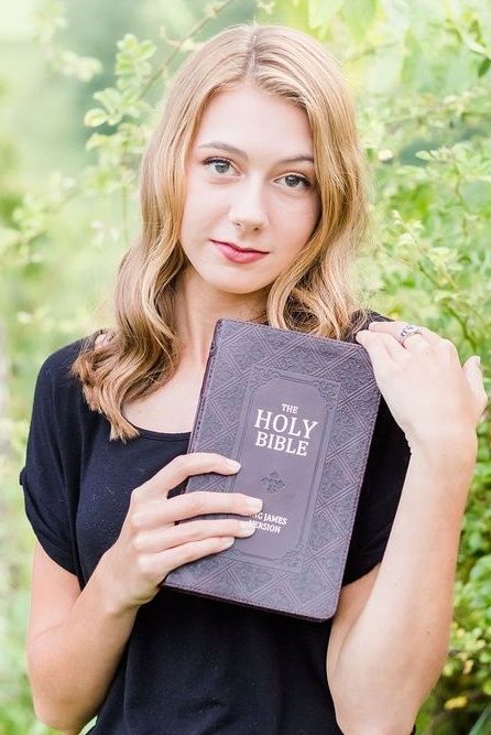 Christian Woman Photography, Senior Picture Ideas With Bible, Christian Senior Pictures, Christian Photoshoot, Senior Things, Senior Sunday, Christian Photography, Summer Senior Pictures, Southwest Virginia