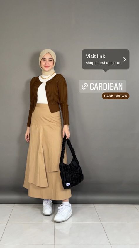 Outfit Cardigan Hijab, Brown Outfit Hijab, Brown Cardigan Outfit, Ootd Cardigan, Ootd Ngampus, Skirt Ootd, Outfit Cardigan, Desain Buklet, Casual Ootd