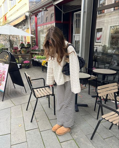 Stripped Pants Outfit Fall, Stripped Pants Stockholm, Copenhagen Style Dress, California Aesthetic Outfit Summer, Striped Pants Outfit Winter, Europe Aesthetic Fashion, Copenhagen Outfits, Europe Winter Fashion, Outfit Inspo Sweater