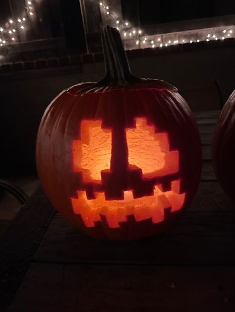 A Minecraft jack o lantern that I made in 2022 Jack O Lantern Minecraft, Pumpkin Minecraft, Minecraft Pumpkin, Halloween Jackolantern, Pumpkin Carving Designs, Halloween Pumpkin Designs, The Lorax, Seasonal Recipes, Pumpkin Halloween