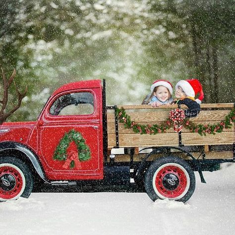 Christmas mini sessions using the classic read truck. Family photos.  Southern Humboldt County, California | Parky's Pics #family #familyphoto #christmasphotos Vintage Truck Christmas, Props Storage, Christmas Backdrops For Photography, Christmas Photography Backdrops, Christmas Red Truck, Vintage Red Truck, Christmas Backdrop, Backdrop Frame, Winter Schnee