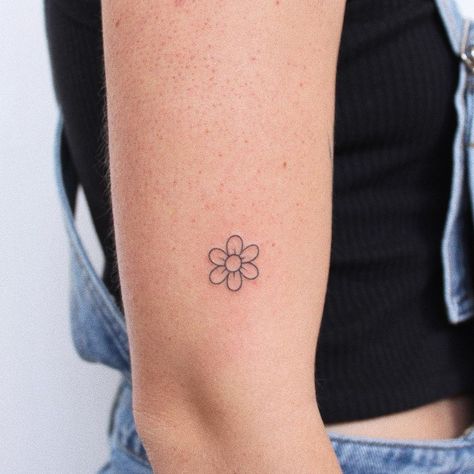 Small Daisy Tattoo, Tiny Flower Tattoos, Daisy Flower Tattoos, Simple Flower Tattoo, Matching Friend Tattoos, Daisy Tattoo, Small Pretty Tattoos, Hand Poked Tattoo, Cute Little Tattoos