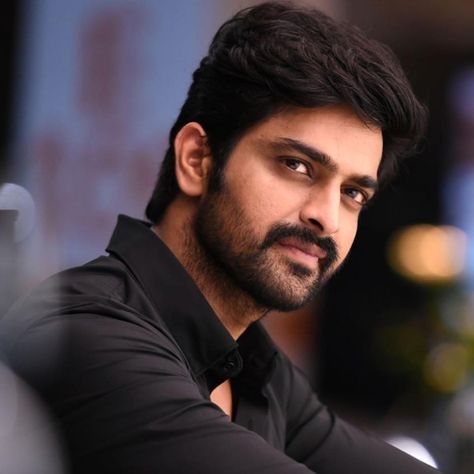 Naga Shaurya, Naga Shourya, Jeep Wallpaper, Cracked Wallpaper, Gents Hair Style, Men Bodies, Blur Photo Background, Celebrity Stars, Beautiful Flowers Photos