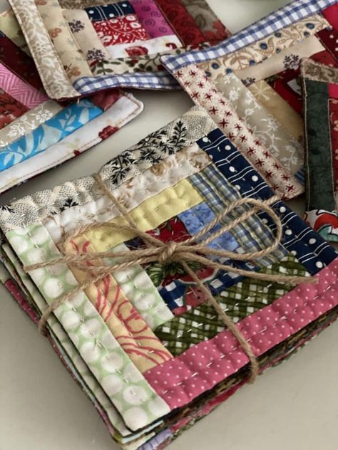 Log Cabin Blocks, Small Quilt Projects, Fabric Basket Tutorial, Log Cabin Quilt Pattern, Log Cabin Quilt Blocks, Quilted Coasters, Cottage Quilt, Mug Rug Patterns, Scrap Fabric Crafts